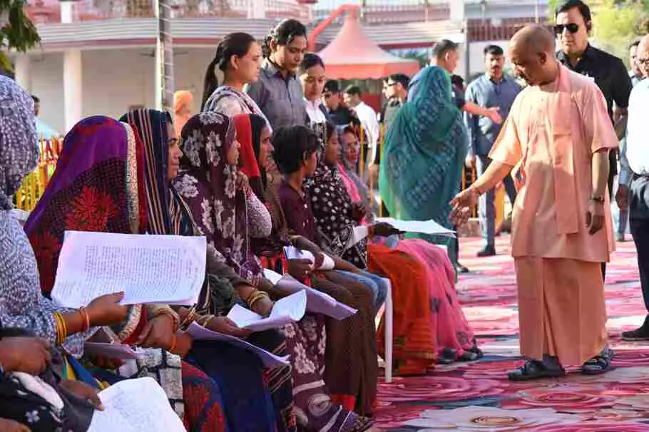 Gorakhpur: तत्काल जमीन को कब्जा मुक्त कराने के साथ दबंगों को सबक सिखाया जाए: मुख्यमंत्री योगी Gorakhpur: तत्काल जमीन को कब्जा मुक्त कराने के साथ दबंगों को सबक सिखाया जाए: मुख्यमंत्री योगी
