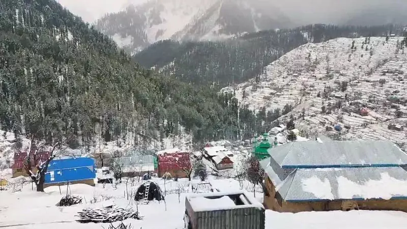 J&K के रामबन में बारिश-बर्फबारी के बाद स्कूल बंद J&K के रामबन में बारिश-बर्फबारी के बाद स्कूल बंद