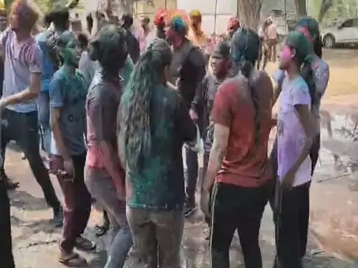 रायगढ़ में पुलिस लाइन में खेली गई होली रायगढ़ में पुलिस लाइन में खेली गई होली