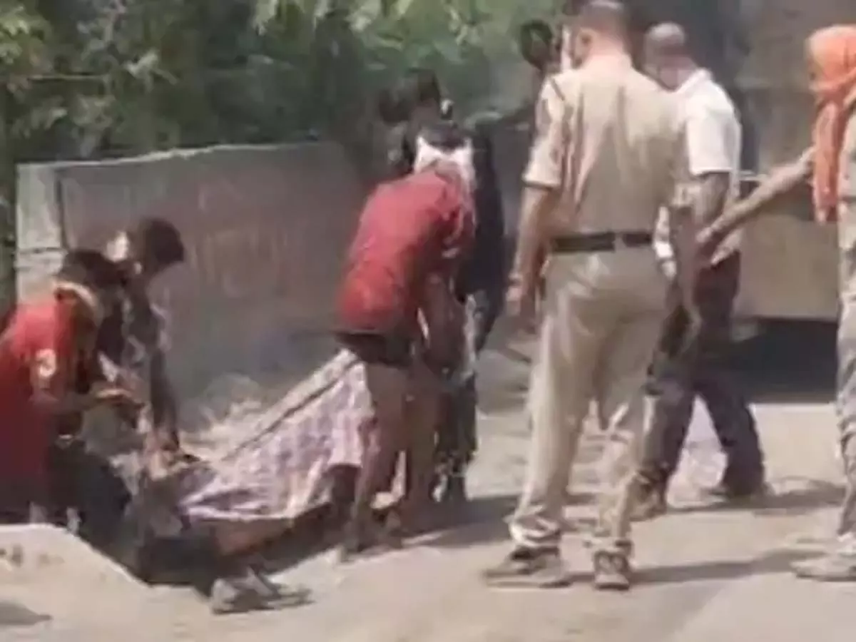 शराब दुकान के पास लाश मिली, शिनाख्त नहीं शराब दुकान के पास लाश मिली, शिनाख्त नहीं