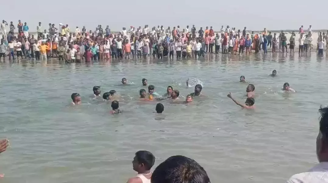 Boat accident : शारदा नदी में नाव पलटी, तीन की मौत, 12 घायल Boat accident : शारदा नदी में नाव पलटी, तीन की मौत, 12 घायल