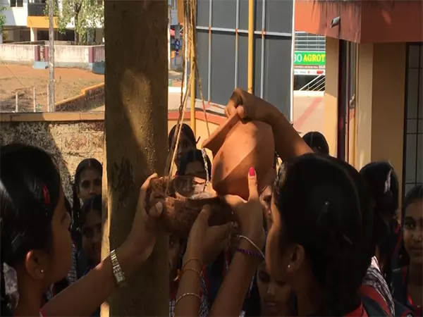 Mangaluru: कार्मेल कम्पोजिट पीयू कॉलेज का चू चू अभियान पक्षियों को प्यास और भूख से बचा रहा Mangaluru: कार्मेल कम्पोजिट पीयू कॉलेज का चू चू अभियान पक्षियों को प्यास और भूख से बचा रहा