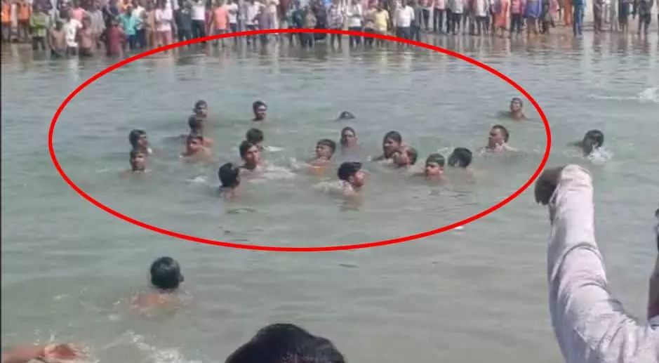 नदी में नाव पलटी: 3 लोगों की मौत, जानें कैसे हुआ ये सब नदी में नाव पलटी: 3 लोगों की मौत, जानें कैसे हुआ ये सब