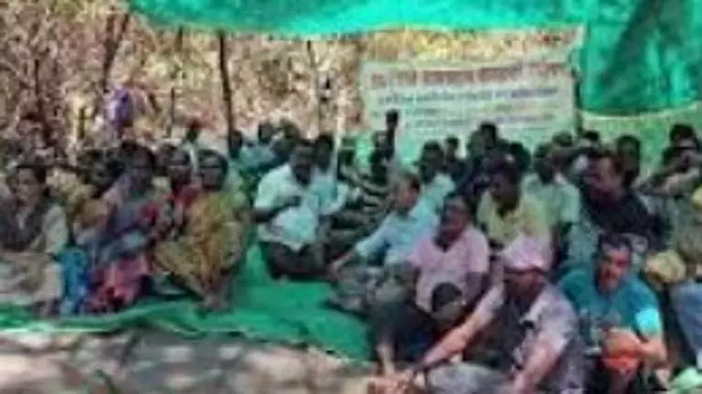 जिला कलेक्टर द्वारा खदान संचालन रोके जाने के बाद Khanyale के ग्रामीणों ने भूख हड़ताल समाप्त की जिला कलेक्टर द्वारा खदान संचालन रोके जाने के बाद Khanyale के ग्रामीणों ने भूख हड़ताल समाप्त की