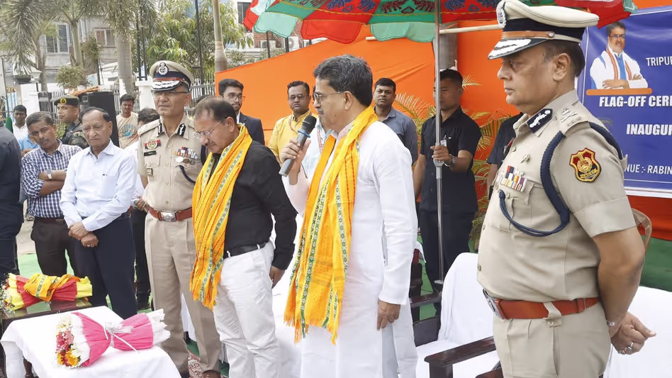 Tripura ने मोबाइल फोरेंसिक वैन शुरू की, मेधावी छात्रों को दोपहिया वाहन वितरित किए Tripura ने मोबाइल फोरेंसिक वैन शुरू की, मेधावी छात्रों को दोपहिया वाहन वितरित किए