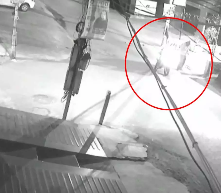 मंदिर पर ग्रेनेड हमला: एक्शन में पुलिस, तीन आरोपी गिरफ्तार मंदिर पर ग्रेनेड हमला: एक्शन में पुलिस, तीन आरोपी गिरफ्तार