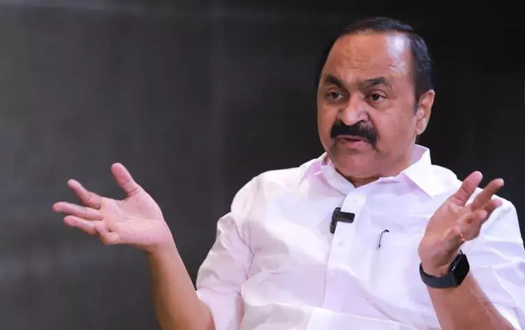 विपक्षी नेता VD सतीसन ने कडक्कल मंदिर उत्सव में पुष्पने अरियामो के प्रस्तुतीकरण की आलोचना की विपक्षी नेता VD सतीसन ने कडक्कल मंदिर उत्सव में पुष्पने अरियामो के प्रस्तुतीकरण की आलोचना की