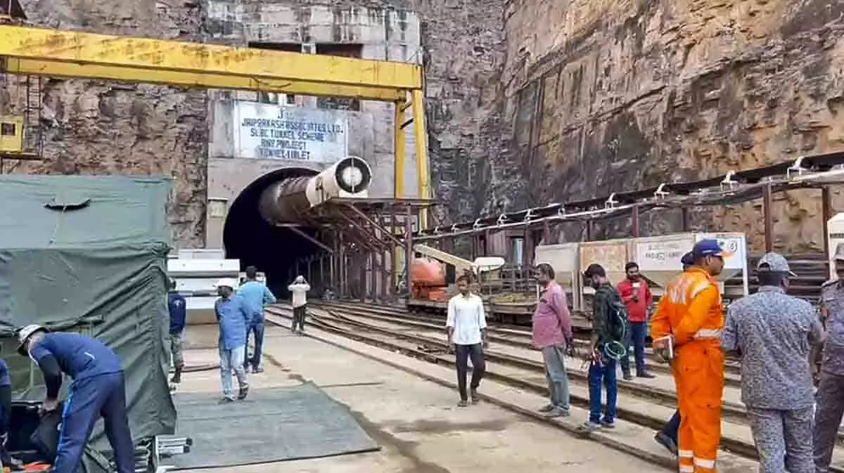 SLBC सुरंग ढहने के बाद लापता लोगों की तलाश के लिए अभियान में तेजी SLBC सुरंग ढहने के बाद लापता लोगों की तलाश के लिए अभियान में तेजी