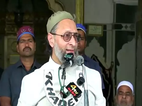 Owaisi ने होली के दौरान मुसलमानों से घर के अंदर रहने के आह्वान पर उठाया सवाल Owaisi ने होली के दौरान मुसलमानों से घर के अंदर रहने के आह्वान पर उठाया सवाल