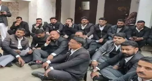 Lucknow: विभूतिखंड थाने में वकीलों और पुलिस के बीच जमकर हंगामा हुआ Lucknow: विभूतिखंड थाने में वकीलों और पुलिस के बीच जमकर हंगामा हुआ