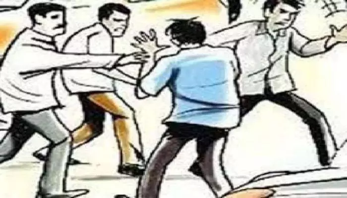Shahjahanpur: दो पक्षों में विवाद चले ईंट-पत्थर और लाठी डंडे, दर्जन घायल Shahjahanpur: दो पक्षों में विवाद चले ईंट-पत्थर और लाठी डंडे, दर्जन घायल