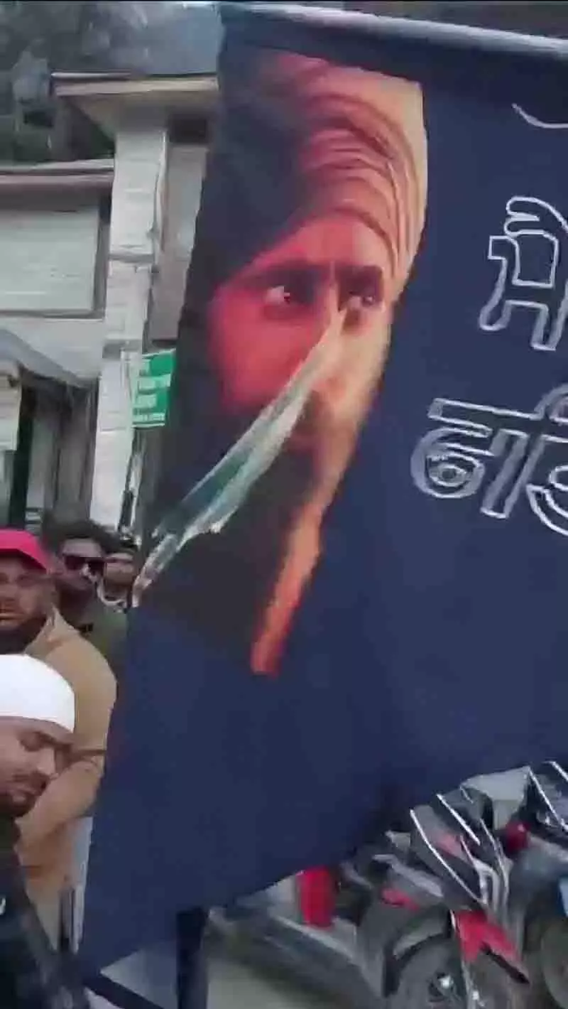 Manali में खालिस्तानी झंडा फहराने वाले पंजाब के बाइक सवार को स्थानीय लोगों ने फटकार लगाई Manali में खालिस्तानी झंडा फहराने वाले पंजाब के बाइक सवार को स्थानीय लोगों ने फटकार लगाई