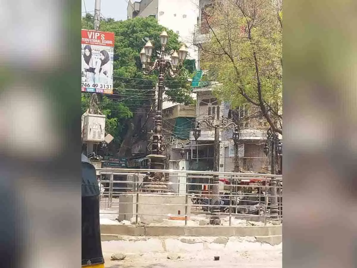 Charkandil जंक्शन को नए लालटेन-प्रेरित लैंप पोस्ट के साथ नया रूप दिया गया Charkandil जंक्शन को नए लालटेन-प्रेरित लैंप पोस्ट के साथ नया रूप दिया गया