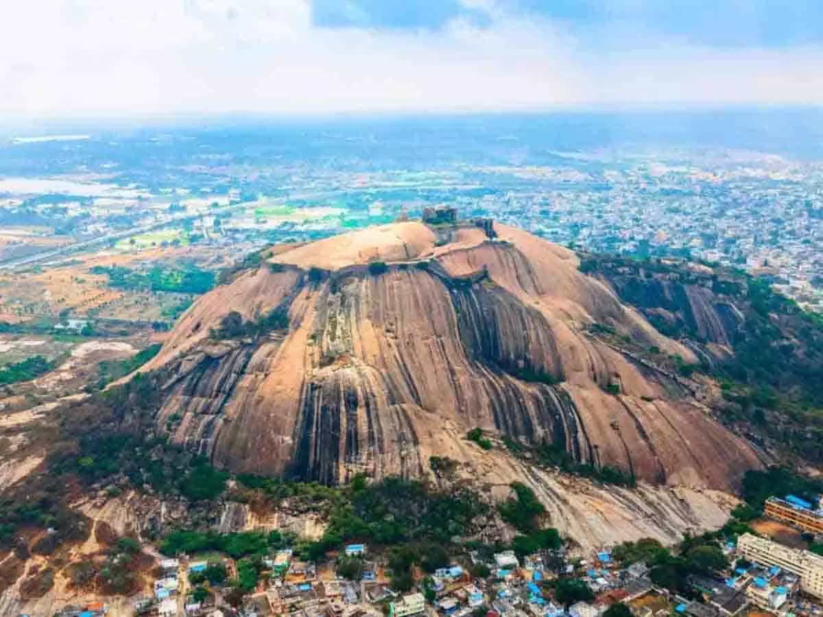 Hyderabad से सिर्फ 50 किमी दूर तेलंगाना के सबसे ऊंचे किले की सैर Hyderabad से सिर्फ 50 किमी दूर तेलंगाना के सबसे ऊंचे किले की सैर