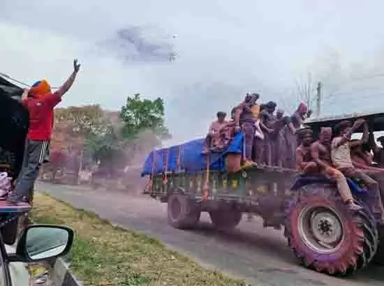 Anandpur साहिब में होला मोहल्ला मनाने के लिए युवा एक साथ आए Anandpur साहिब में होला मोहल्ला मनाने के लिए युवा एक साथ आए