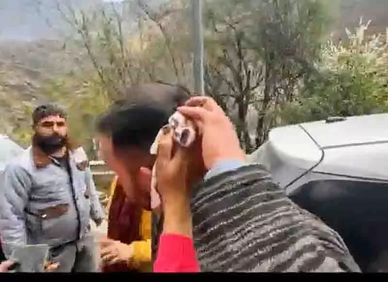 Manikaran में युवक पर तलवार से हमला Manikaran में युवक पर तलवार से हमला