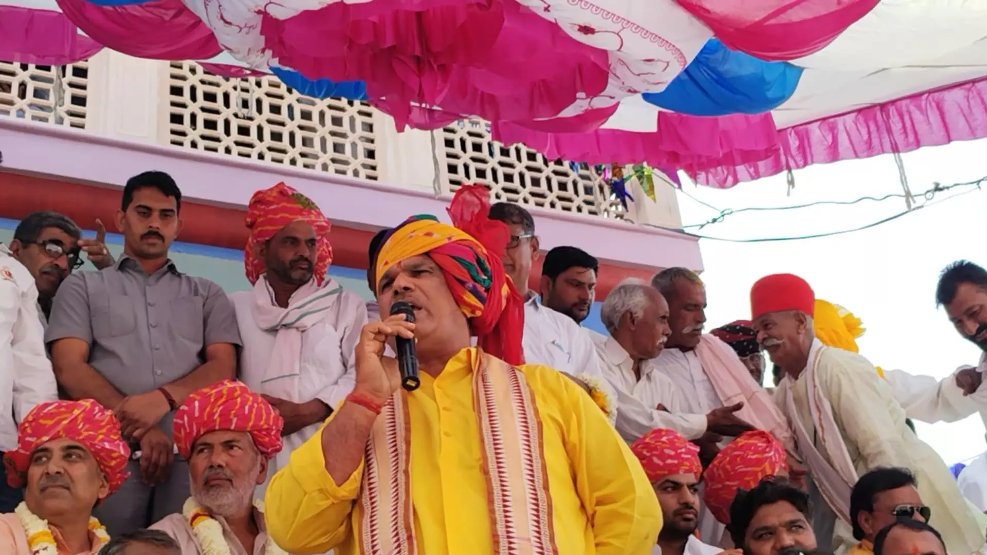 Jaipur: गृह राज्य मंत्री, दौसा के पावटा गांव में धूमधाम से खेली गई डोलची होली Jaipur: गृह राज्य मंत्री, दौसा के पावटा गांव में धूमधाम से खेली गई डोलची होली