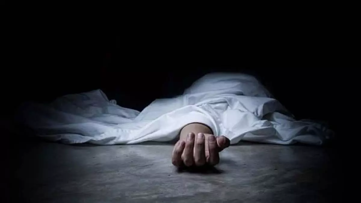 सार्वजनिक शौचालय के ऊपर वाले कमरे में 32 वर्षीय क्लीनर ने फांसी लगाकर आत्महत्या कर ली सार्वजनिक शौचालय के ऊपर वाले कमरे में 32 वर्षीय क्लीनर ने फांसी लगाकर आत्महत्या कर ली