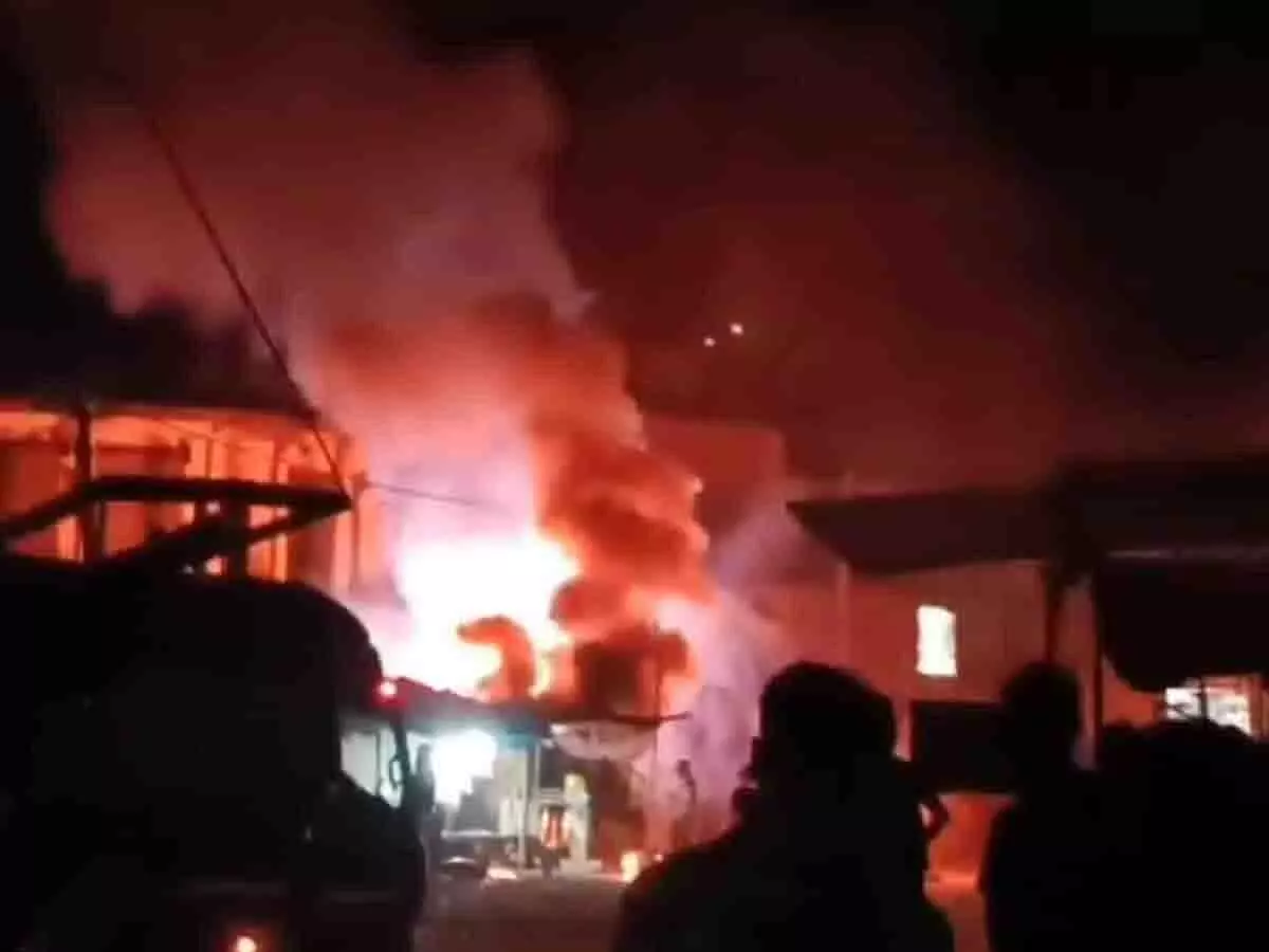 Jharkhand: होली जुलूस के दौरान झड़प में कई लोग घायल, दुकानें जलाई गईं Jharkhand: होली जुलूस के दौरान झड़प में कई लोग घायल, दुकानें जलाई गईं
