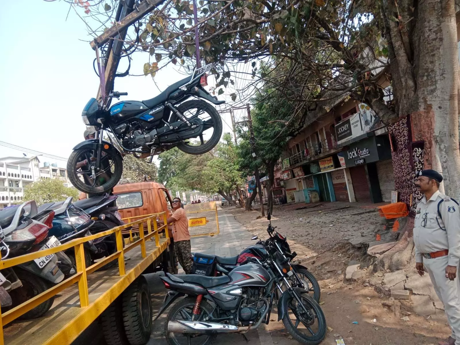 होली पर्व पर रायपुर पुलिस की सख्ती, 329 वाहनों को किया जब्त होली पर्व पर रायपुर पुलिस की सख्ती, 329 वाहनों को किया जब्त
