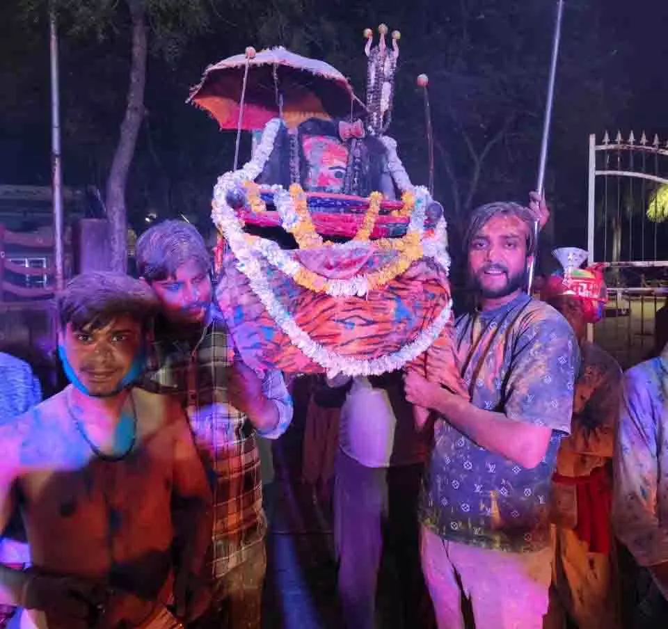 श्मशान में आधी रात चिता की राख से खेली होली श्मशान में आधी रात चिता की राख से खेली होली