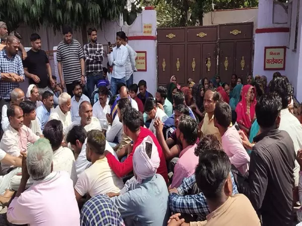 मुरैना में शव मिलने से भड़के लोग, कलेक्टर के बंगले पर बैठे, FIR की मांग मुरैना में शव मिलने से भड़के लोग, कलेक्टर के बंगले पर बैठे, FIR की मांग