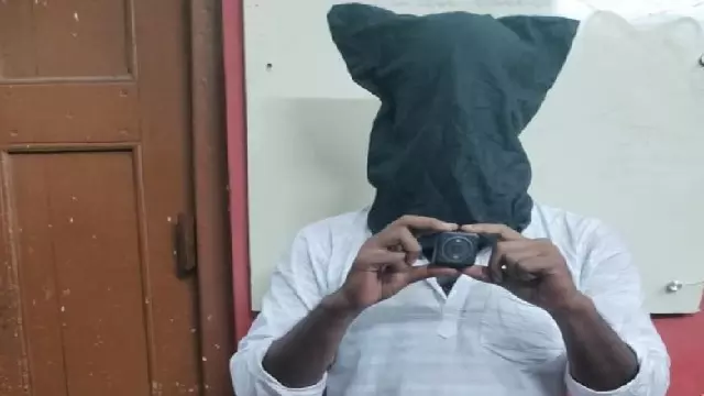 पुरी में श्रीमंदिर के अंदर गुप्त रूप से वीडियो रिकॉर्ड करने की कोशिश करने पर युवक गिरफ्तार पुरी में श्रीमंदिर के अंदर गुप्त रूप से वीडियो रिकॉर्ड करने की कोशिश करने पर युवक गिरफ्तार