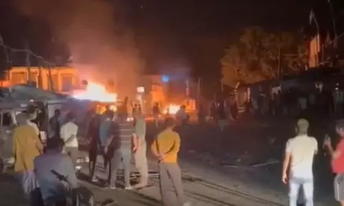 होली जुलूस का विरोध करने पर हुई झड़प, फिर पथराव-आगजनी से कई घायल होली जुलूस का विरोध करने पर हुई झड़प, फिर पथराव-आगजनी से कई घायल