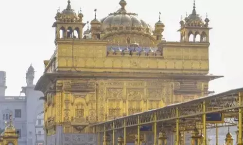 मंदिर परिसर में घूम रहा था संदिग्ध, पूछने पर रॉड से श्रद्धालुओं पर किया हमला