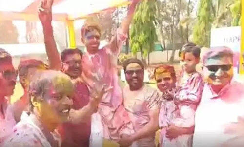 बेलगावी में होली के जश्‍न में डूबे युवा