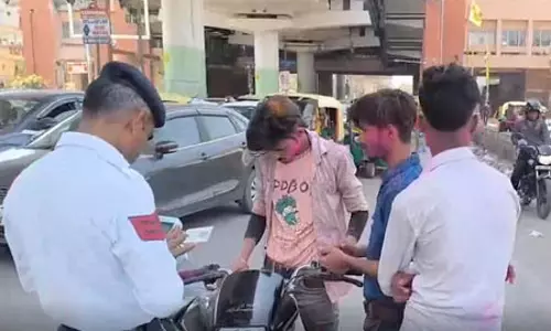 होली पर शराब पीकर गाड़ी चलाने वाले लोगों को दिल्ली ट्रैफिक पुलिस ने सिखाया सबक, काटे चालान होली पर शराब पीकर गाड़ी चलाने वाले लोगों को दिल्ली ट्रैफिक पुलिस ने सिखाया सबक, काटे चालान