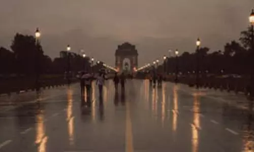 दिल्ली-एनसीआर में मौसम का बदला मिजाज, होली के दिन बारिश से तापमान में गिरावट दिल्ली-एनसीआर में मौसम का बदला मिजाज, होली के दिन बारिश से तापमान में गिरावट