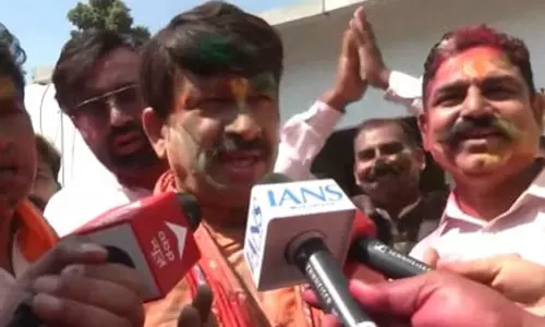 भाजपा सांसद मनोज तिवारी ने खेली होली, कहा- हम दिल्ली को विकास से सजाएंगे