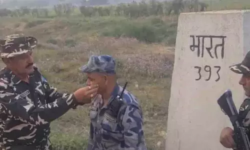 East Champaran: रक्सौल बॉर्डर पर दोनो देश के जवानो ने मनाई होली East Champaran: रक्सौल बॉर्डर पर दोनो देश के जवानो ने मनाई होली
