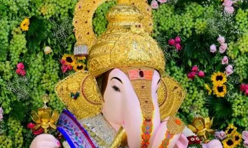 Pune temple को 2,000 किलो काले, हरे अंगूरों से सजाया गया