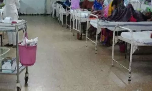 Karnataka केमिकल युक्त रंगों के कारण स्कूली छात्राएं अस्पताल में भर्ती Karnataka केमिकल युक्त रंगों के कारण स्कूली छात्राएं अस्पताल में भर्ती