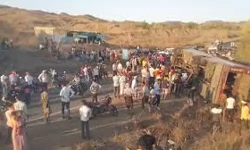 Barwani: हाइवे पर मजदूरों भरी बस पलटी, मासूम की मौत