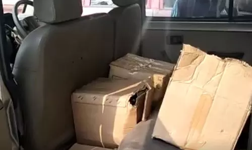 Hisar: पुलिस ने चैकिंग के दौरान बोलेरो गाड़ी से भारी मात्रा में अंग्रेजी शराब पकड़ी Hisar: पुलिस ने चैकिंग के दौरान बोलेरो गाड़ी से भारी मात्रा में अंग्रेजी शराब पकड़ी