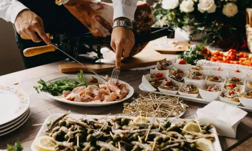 Destination Wedding : स्वागत डिनर पर विवाद, जानें अजीबो गरीब मामला
