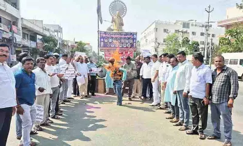 गजवेल में BRS कार्यकर्ताओं ने जगदीश के निलंबन के विरोध में राज्य सरकार का पुतला जलाया