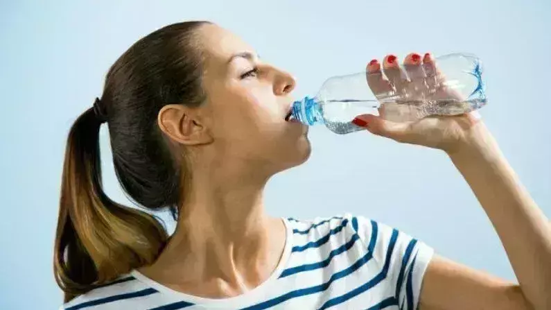 Health Tips: क्या अधिक पानी पीना सुरक्षित है? यहाँ जाने Health Tips: क्या अधिक पानी पीना सुरक्षित है? यहाँ जाने