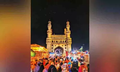 Charminar के आसपास की सड़कों पर देर रात तक ईद की खरीदारी का उन्माद रहा