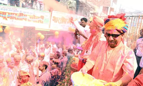 Gorakhpur: सनातन धर्म को बदनाम करने वालों का जवाब है होली: मुख्यमंत्री योगी Gorakhpur: सनातन धर्म को बदनाम करने वालों का जवाब है होली: मुख्यमंत्री योगी