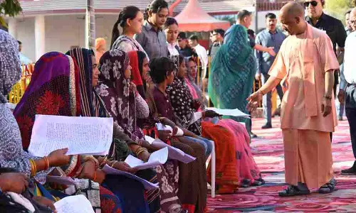 Gorakhpur: तत्काल जमीन को कब्जा मुक्त कराने के साथ दबंगों को सबक सिखाया जाए: मुख्यमंत्री योगी Gorakhpur: तत्काल जमीन को कब्जा मुक्त कराने के साथ दबंगों को सबक सिखाया जाए: मुख्यमंत्री योगी