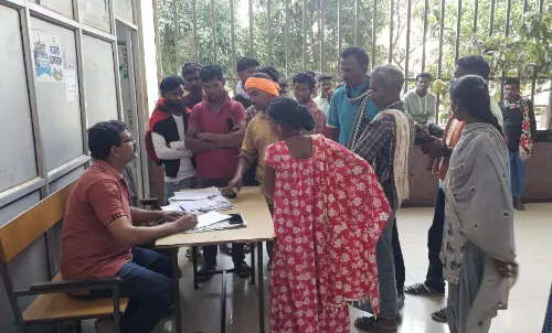 पुलिस गाड़ी से टकराई बाइक, सवार की मौत पुलिस गाड़ी से टकराई बाइक, सवार की मौत