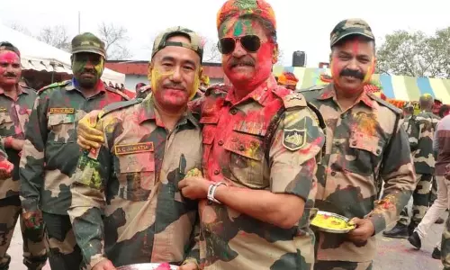 Jammu में भारत-पाक सीमा पर BSF और सेना के जवानों ने मनाई होली