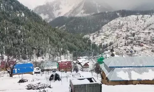 J&K के रामबन में बारिश-बर्फबारी के बाद स्कूल बंद J&K के रामबन में बारिश-बर्फबारी के बाद स्कूल बंद