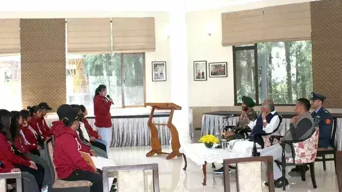 राज्यपाल ने MNP के छात्रों से बातचीत की राज्यपाल ने MNP के छात्रों से बातचीत की