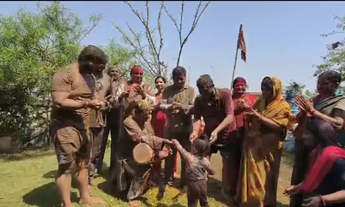 नेताओं पर चढ़ी रंगों की मस्ती, उप मुख्यमंत्री ने बजाई ढोलक, पूर्व मंत्री के आवास पर कुर्ताफाड़