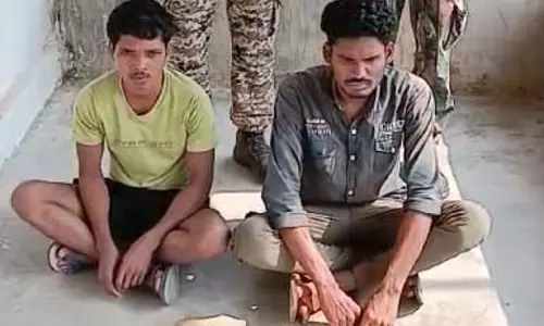 फोर्स की जानकारी नक्सलियों को दे रहे थे, दो मददगार अरेस्ट